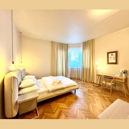 City Center Unirii Square Private Rooms With City View - Shared Amenities Bukares Bagian luar foto