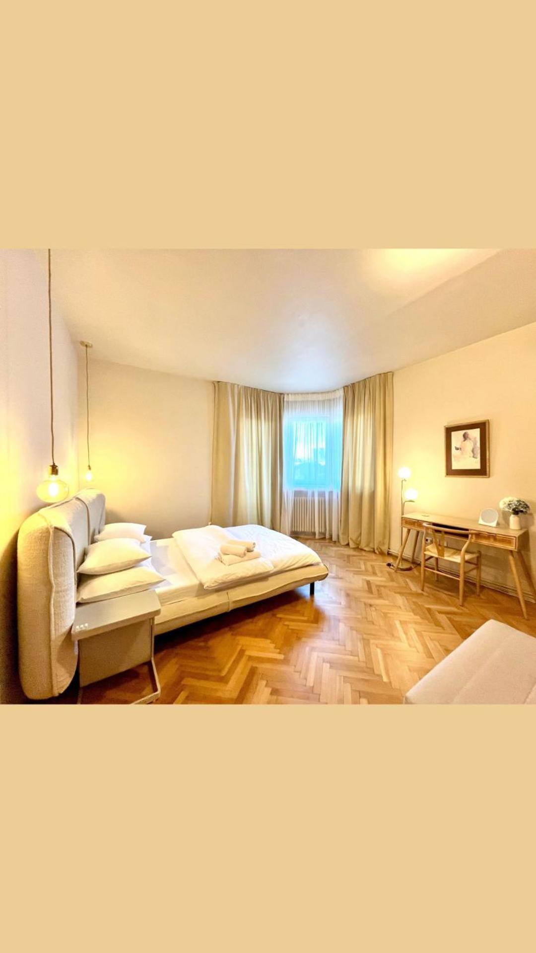 City Center Unirii Square Private Rooms With City View - Shared Amenities Bukares Bagian luar foto